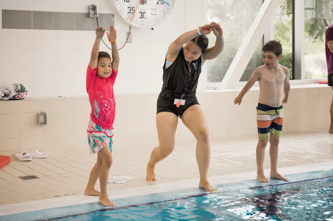 Swimming programs at YMCA Calgary - Instructor and kids at the pool